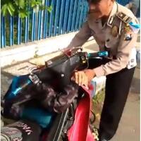terjaring-operasi-zebra-bocah-smp-ini-nangis-sambil-peluk-motor