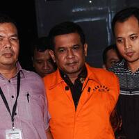 kpk-perpanjang-penahanan-bupati-nganjuk