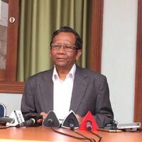 novanto-diburu-kpk-mahfud-bukti-negara-kuat-presiden-mendukung