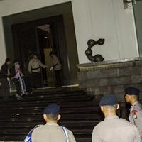 penyidik-kpk-periksa-cctv-di-kediaman-novanto