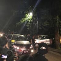 penyidik-angkut-barang-bukti-dari-kediaman-novanto