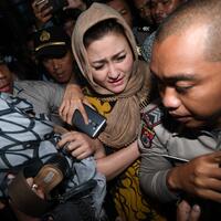 istri-novanto-kunci-mulut