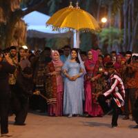 anggunnya-kahiyang-kenakan-gaun-selayar-biru