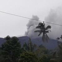 asap-letusan-gunung-agung-membumbung-700-meter-di-atas-puncak