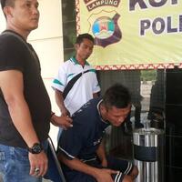 selasa-lalu-gagalkan-polisi-tangkap-dpo-kamis-ini-warga-gedung-meneng-serahkan-gincu