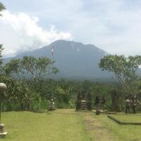 erupsi-ciptakan-lubang-50-meter-di-kawah-gunung-agung