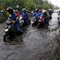 warga-surabaya-banjir-seperti-ini-kok-dibilang-genangan