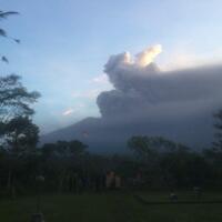 warga-diminta-jauhi-radius-6-km-dari-puncak-kawah-gunung-agung