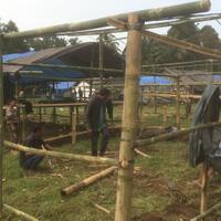 pengungsi-bahu-membahu-bangun-tenda-pakai-dana-kas-banjar