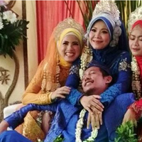 pose-pose-happy-pria-beristri-3-di-pelaminan