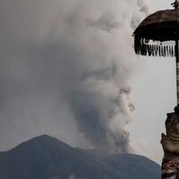 pvmbg-prediksi-dalam-hitungan-jam-gunung-agung-akan-meletus-besar-besaran