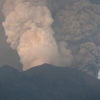 gunung-agung-semburkan-uap-air-dan-abu-vulkanik