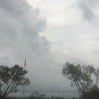 batu-panas-sebesar-kepalan-tangan-terlontar-dari-gunung-agung