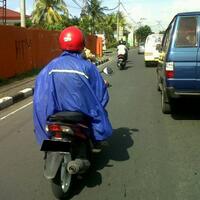 ini-bahayanya-pakai-jas-hujan-ponco-yang-kamu-harus-tahu-loh