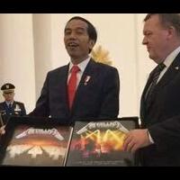 pm-denmark-dapat-rencong-jokowi-dapat-album-metallica