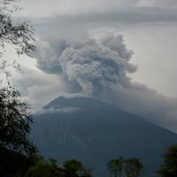 abu-vulkanik-gunung-agung-diprediksi-mengarah-ke-banyuwangi