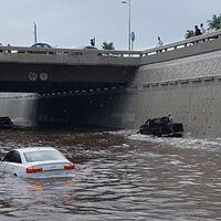 jeddah-banjir-kantor-badan-meteorologi-disambar-petir