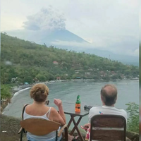 turis-asing-menikmati-sensasi-wisata-erupsi-gunung-agung