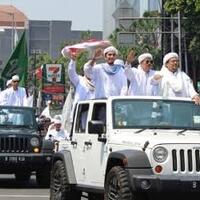 warga-jalan-kaki-fpi-naik-mobil-di-aksi-212