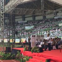 saat-jokowi-membungkuk-beri-hormat-kepada-guru