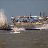 dihantam-gelombang-perahu-nelayan-terbalik-di-sumbawa