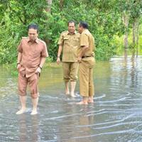 syahirsah-terjun-langsung-ketitik-banjir-di-kabupaten-batanghari