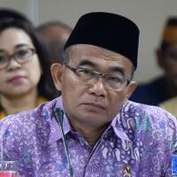 menteri-muhadjir-tegur-siswa-yang-merokok-di-jalan