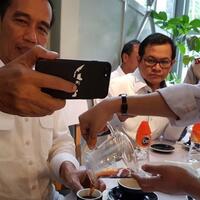 casing-hp-presiden-jokowi-saat-selfie-ngopi-bareng-menteri-tuai-sorotan-netizen
