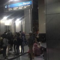 truk-tersangkut-kabel-di-pejompongan-krl-ke-serpong-dilayani-dari-stasiun-kebayoran