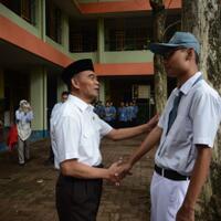 ketika-mendikbud-menegur-siswa-yang-merokok-di-jalan