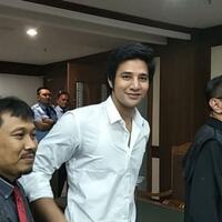 ammar-zoni-kedapatan-jalan-di-mal-ini-klarifikasi-pengacara