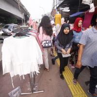 pemprov-dki-izinkan-pkl-dagang-di-trotoar