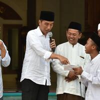 santri-pesantren-tremas-hadiahi-jokowi-puisi-khilafah