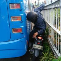 nekat-terobos-quotbuswayquot-pengendara-motor-ini-terjepit-transjakarta
