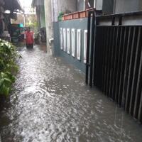 hari-ini--hujan-deras-40-menit-ada-banjir-tinggi-50-70-sentimeter-di-tebet