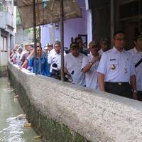 anies-heran-aliran-kali-pulo-tertutup-rumah-warga-jatipadang