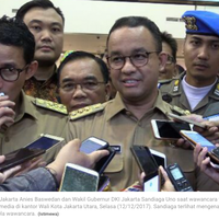 sandiaga-pakai-pelembab-bibir-saat-dampingi-anies-wawancara