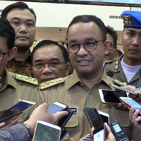 sandiaga-pakai-pelembab-bibir-saat-dampingi-anies-wawancara