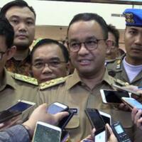 sandiaga-pakai-pelembab-bibir-saat-dampingi-anies-wawancara