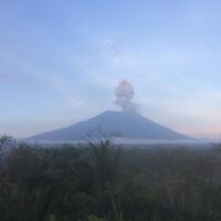 gunung-agung-semburkan-abu-vulkanik-setiap-hari