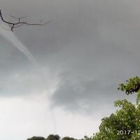 fenomena-puting-beliung-hebohkan-warga-manado