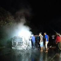 mobil-mazda-6-tiba-tiba-terbakar-saat-akan-parkir-di-dp-mall-semarang