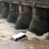 dramatis-saat-minibus-terombang-ambing-di-air-dengan-2-korbannya