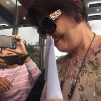 mantan-istri-novanto-bawa-map-saat-keluar-dari-gedung-kpk