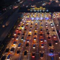macet-di-tol-jelang-pelarangan-truk-tiga-sumbu