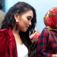 tampak-menunduk-ditanya-soal-komentar-nikita-mirzani-ayu-ting-ting-senyumin-aja