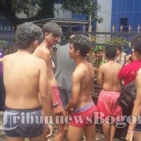 penghuni-sentul-city-demo-di-kantor-pdam-bercelana-kolor-dan-telanjang-dada