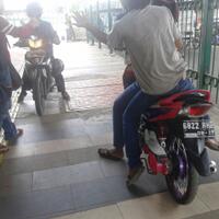 pemotor-alih-fungsi-trotoar-di-jalan-jati-baru