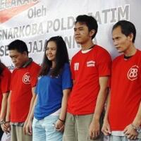edarkan-ganja-pasangan-ini-malah-cengar-cengir-di-depan-kapolda