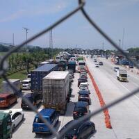 kendaraan-antre-hingga-4-km-di-gerbang-tol-palimanan